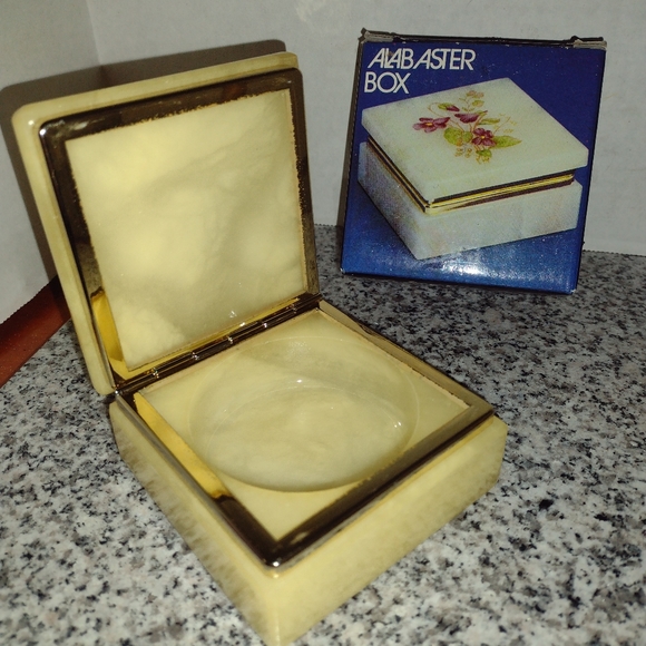 Genuine Alabaster VIOLETS Square Shape Trinket Box. Made in Italy Vntg. 80s NEW. - Picture 3 of 8